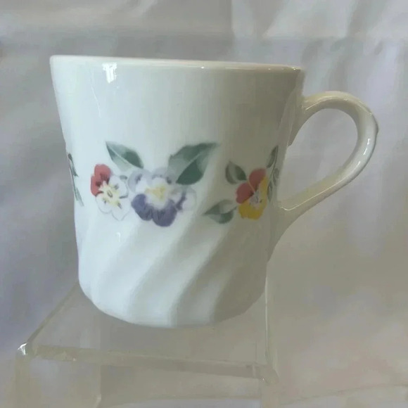 Corelle GARDEN PORTRAIT 2 Bread Dessert Plates and 2 Cups - Picture 4 of 6